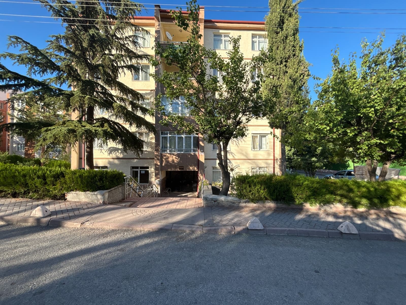 KW ALLES'TEN Uluönder Mah. Özdeş Sokak'ta 2+1 kiralık daire - 1